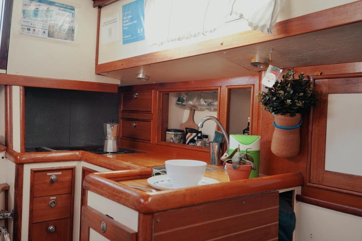 Hotel Cozy Lisbon Marina Sleepaboard - Sail Away Extérieur photo
