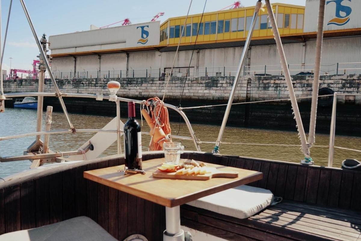 Hotel Cozy Lisbon Marina Sleepaboard - Sail Away Extérieur photo